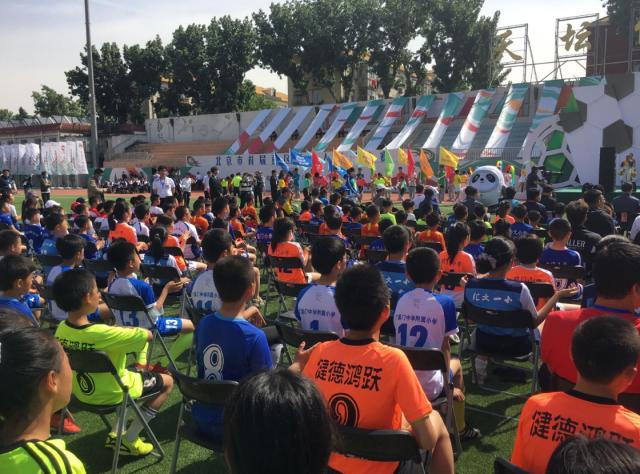 kaiyun官网-足球让城市精彩!北京首届社区杯八人制足球赛开幕